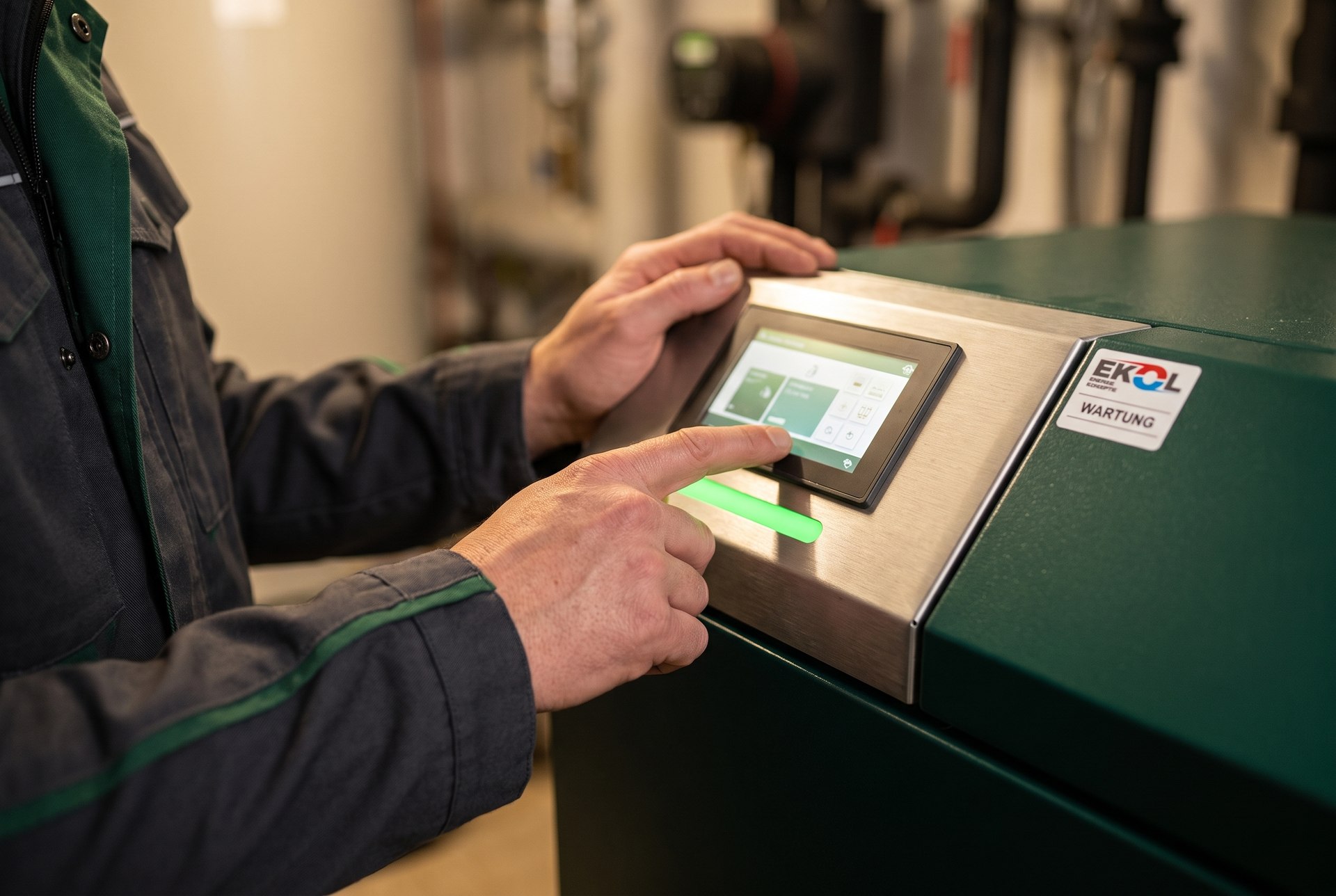 Bedienung des Displays am SenerTec Dachs mit EKOL-Wartungsaufkleber