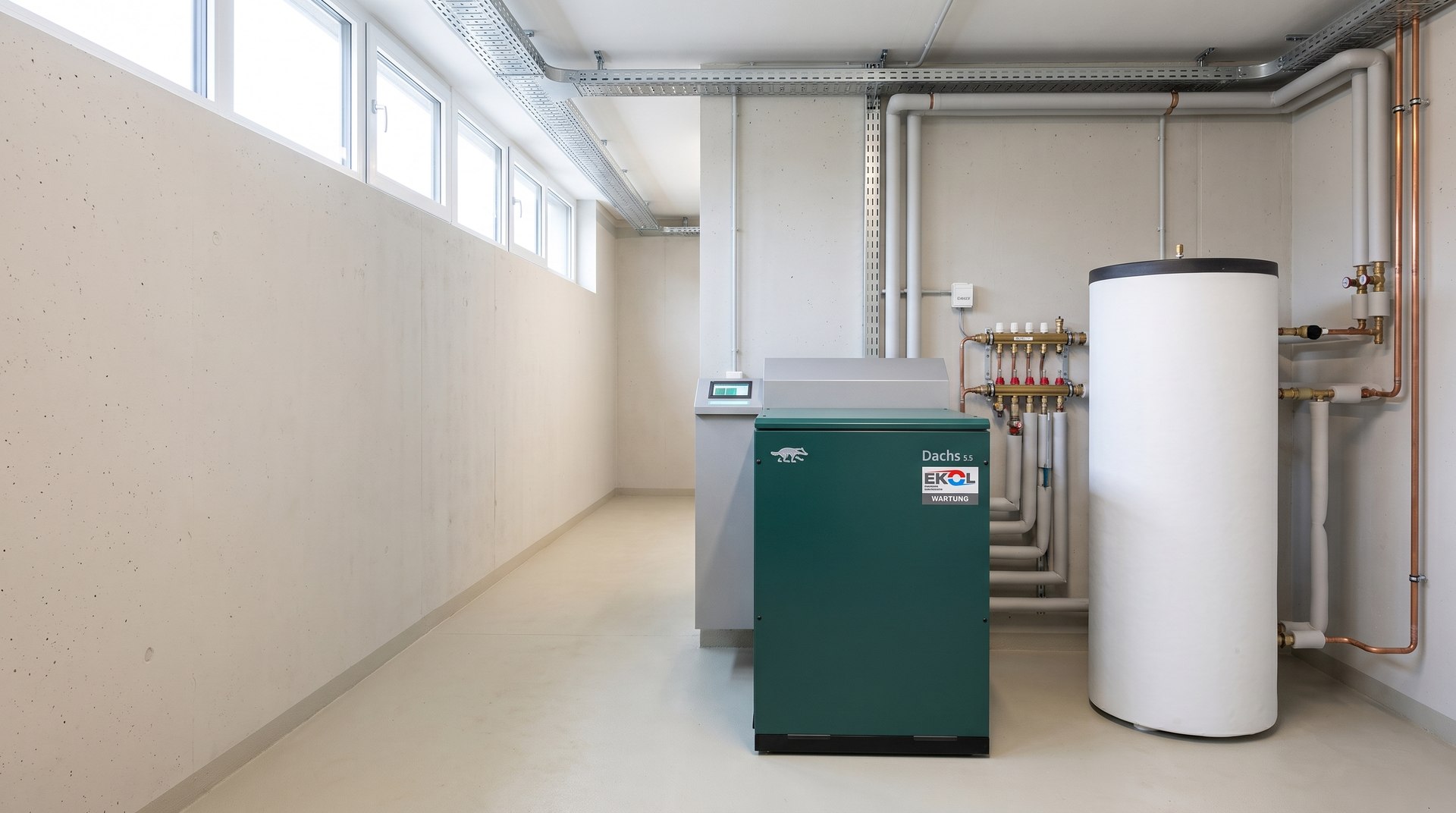 Technikraum mit SenerTec Dachs Blockheizkraftwerk und Pufferspeicher
