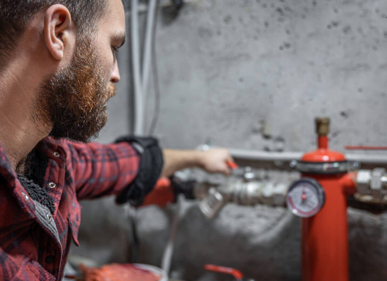 Monteur montiert eine Gasleitung