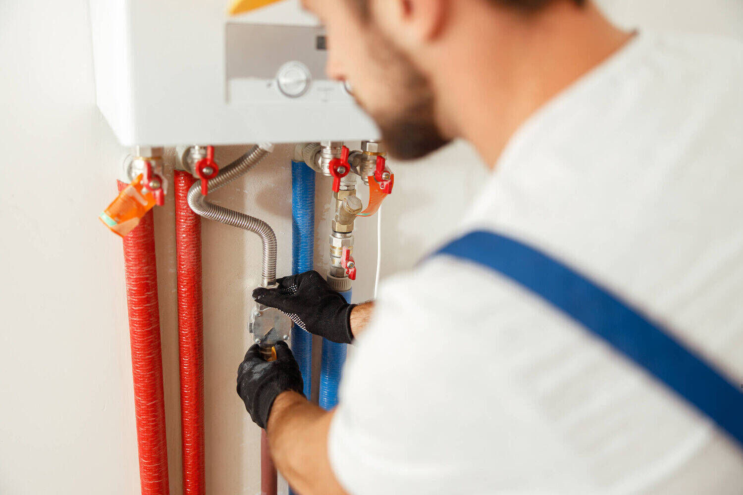 Installateur schließt eine Gasheizung an